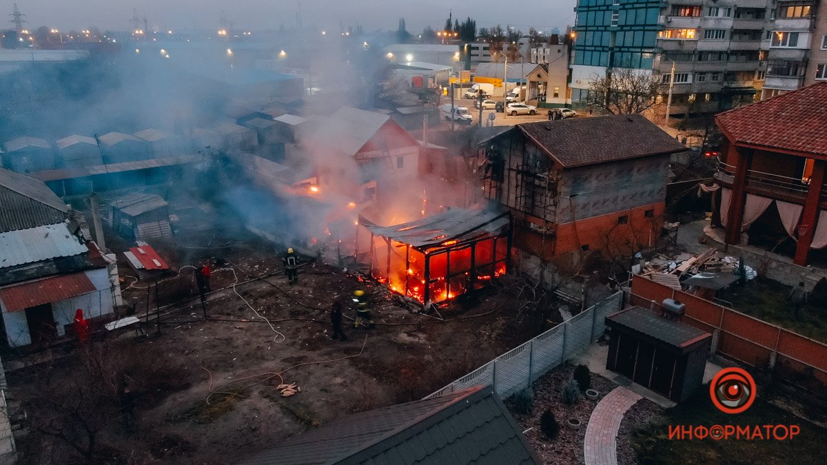 В Днепре в переулке Райниса сгорел сарай: огонь перешёл на дом