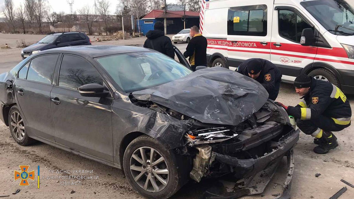 В Днепре на Курсантской столкнулись Volkswagen и "Москвич": пострадал мужчина
