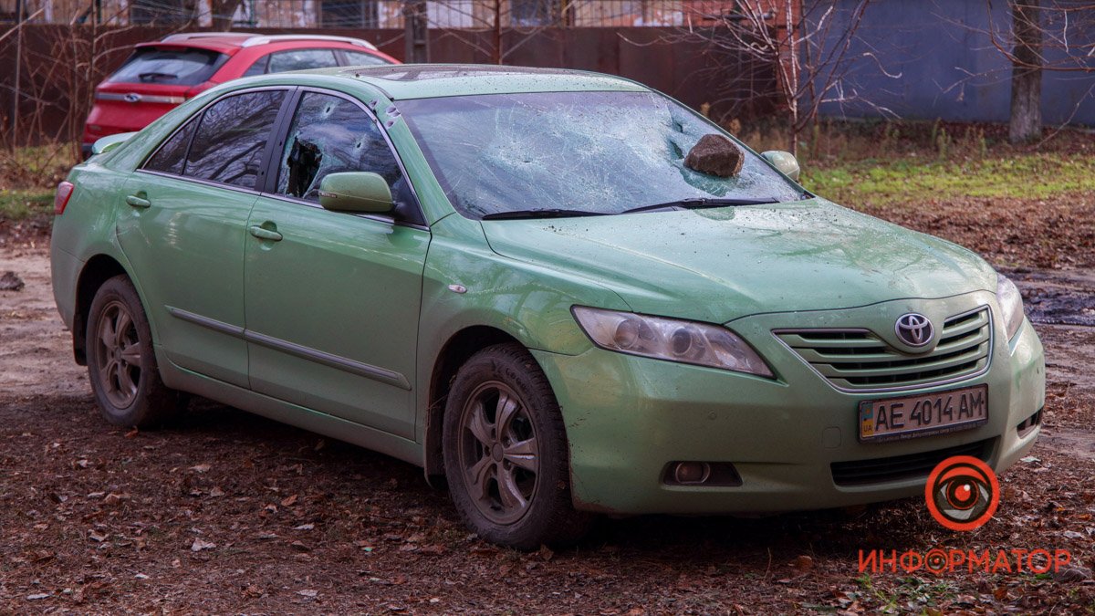 "Расстреляли" и бросили камень в лобовое: в Днепре в Тульчинском переулке обнаружили разбитый автомобиль