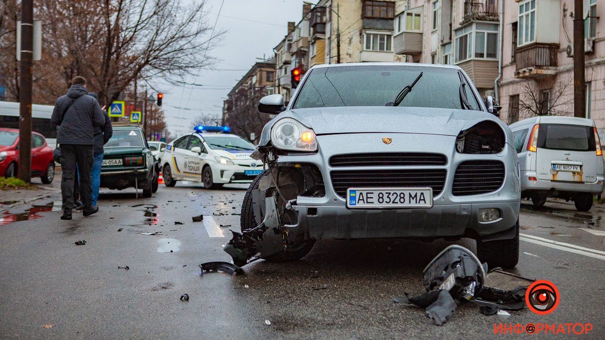 В Днепре на Мануйловском проспекте столкнулись Porsche, ВАЗ и Hyundai: нужна помощь свидетелей