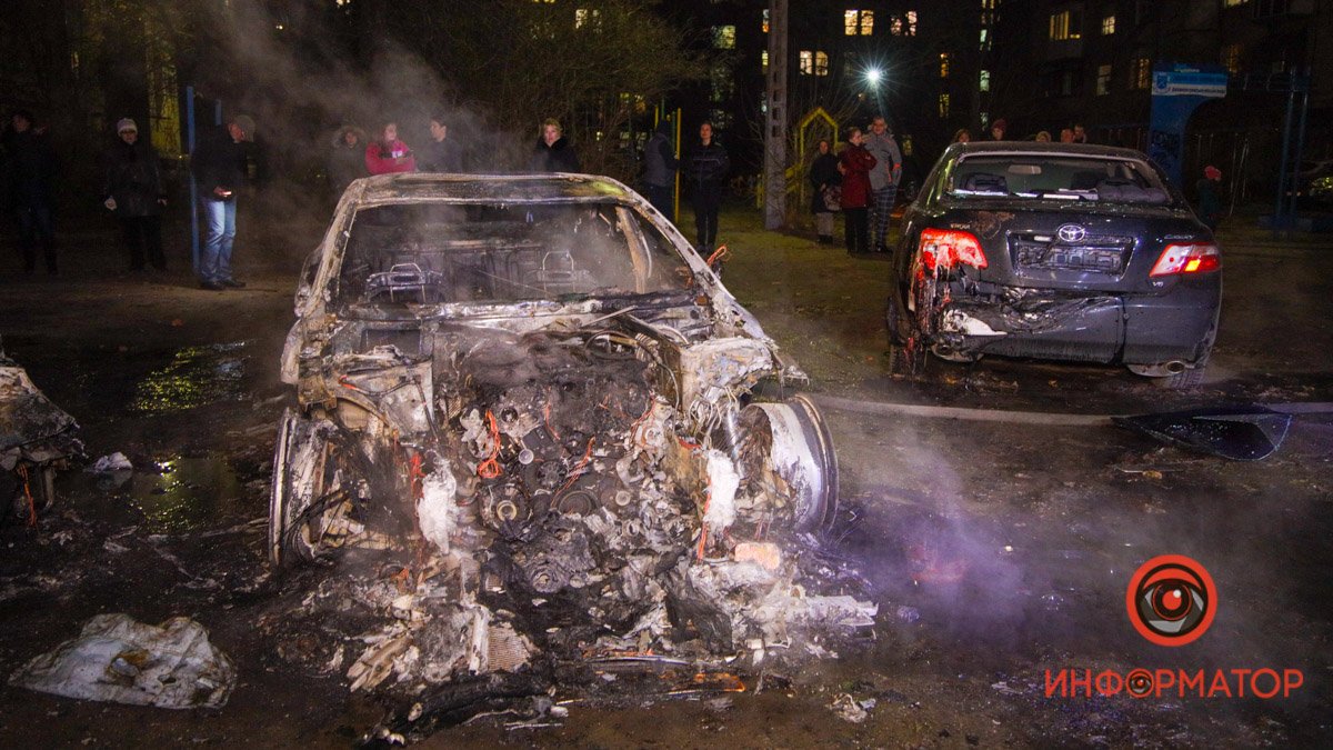 В Днепре на Владимира Мономаха сгорели два Mercedes и Toyota