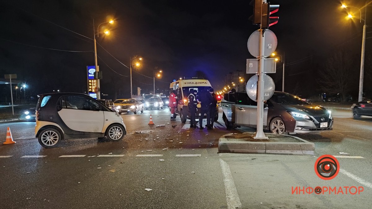 В Днепре на Слобожанском Smart врезался в Nissan: пострадал мужчина