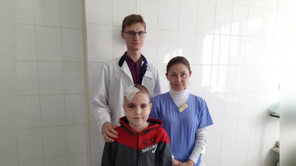 Провели трепанацию черепа и установили титановую пластину: врачи из Днепра спасли жизнь 10-летнему мальчику