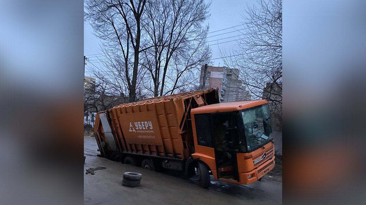В Днепре на Подолинского под двумя грузовиками провалился асфальт