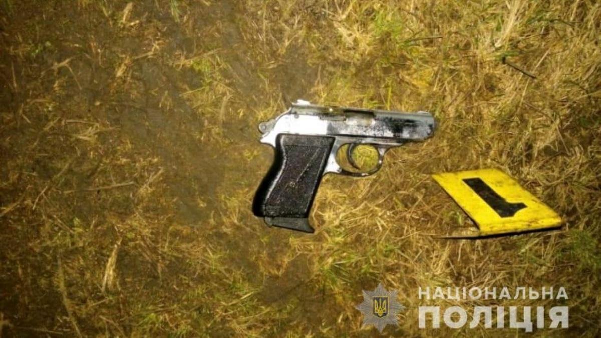 В Днепропетровской области 24-летний мужчина устроил стрельбу: трех пострадавших госпитализировали с ранениями