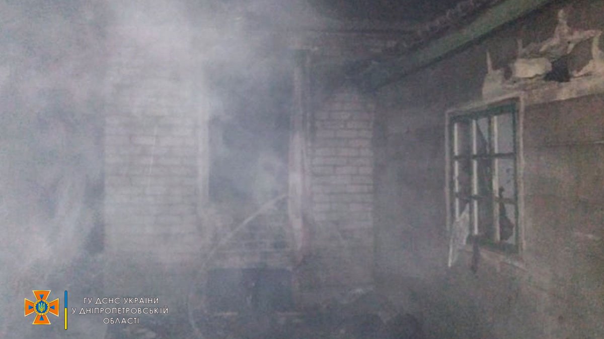 В Каменском загорелся дом: пострадали двое мужчин