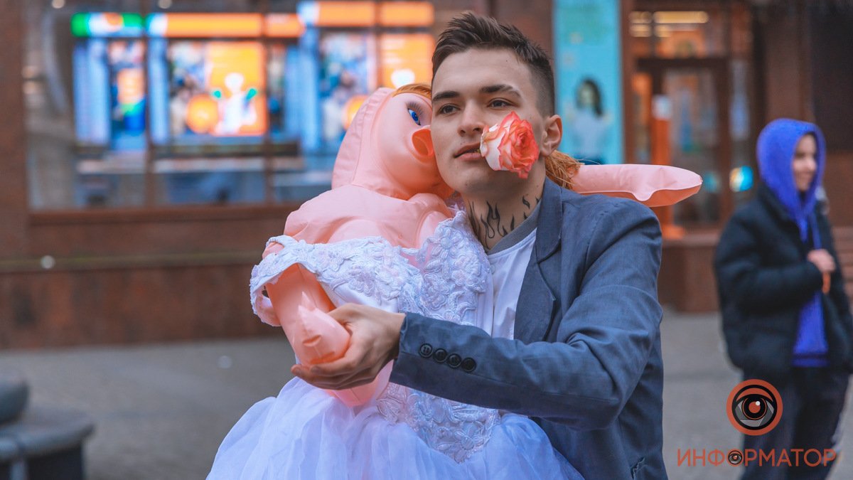 В центре Днепра парень "женился" на резиновой кукле