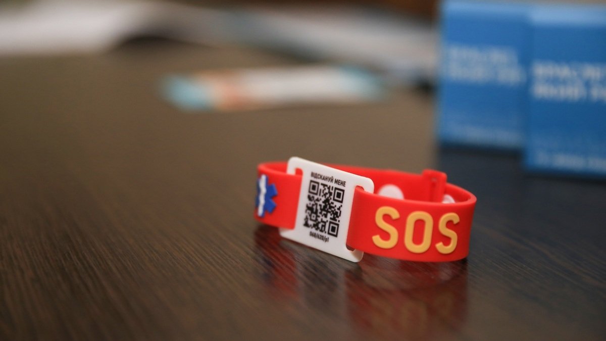 QR-код спасает жизнь: в Днепре тяжелобольные люди будут носить SOS-браслеты