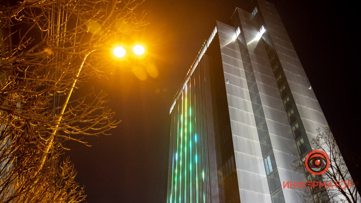 Возле стадиона в Днепре достроили бизнес-центр: как выглядит Arena Tower ночью