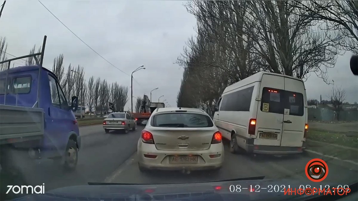 В Днепре на Донецком Шоссе маршрутка провалилась в ливневку: видео момента
