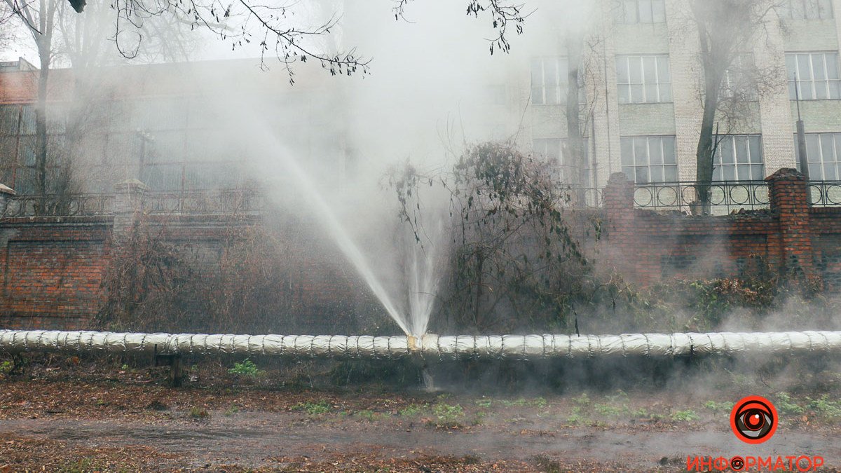 В Днепре на улице Криворожской прорвало теплотрассу: «фонтан» кипятка бьет на несколько метров
