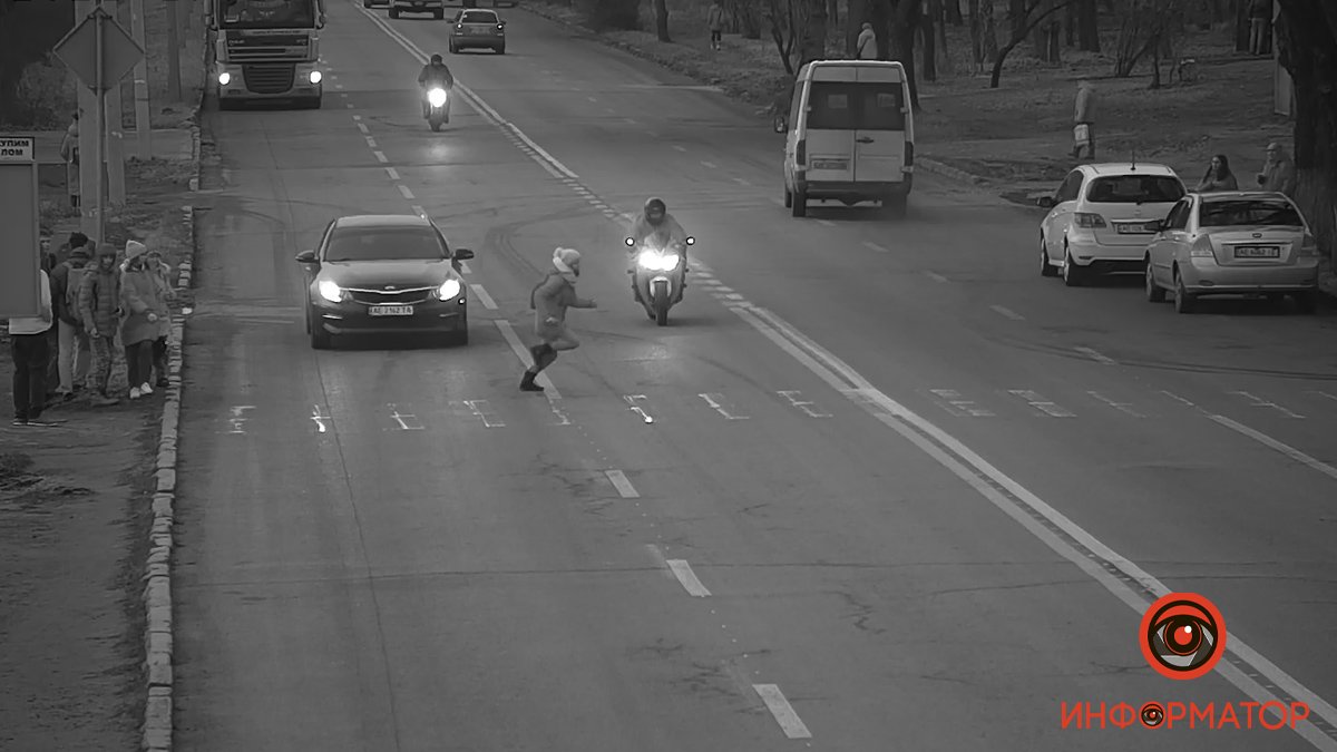 В Днепре на улице Криворожской мотоцикл сбил девочку: видео момента