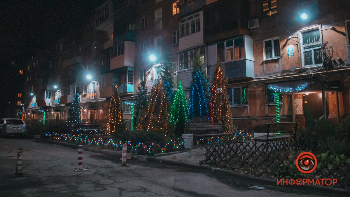 Сказка своими руками: в Днепре на Суворова люди украсили двор к Новому году