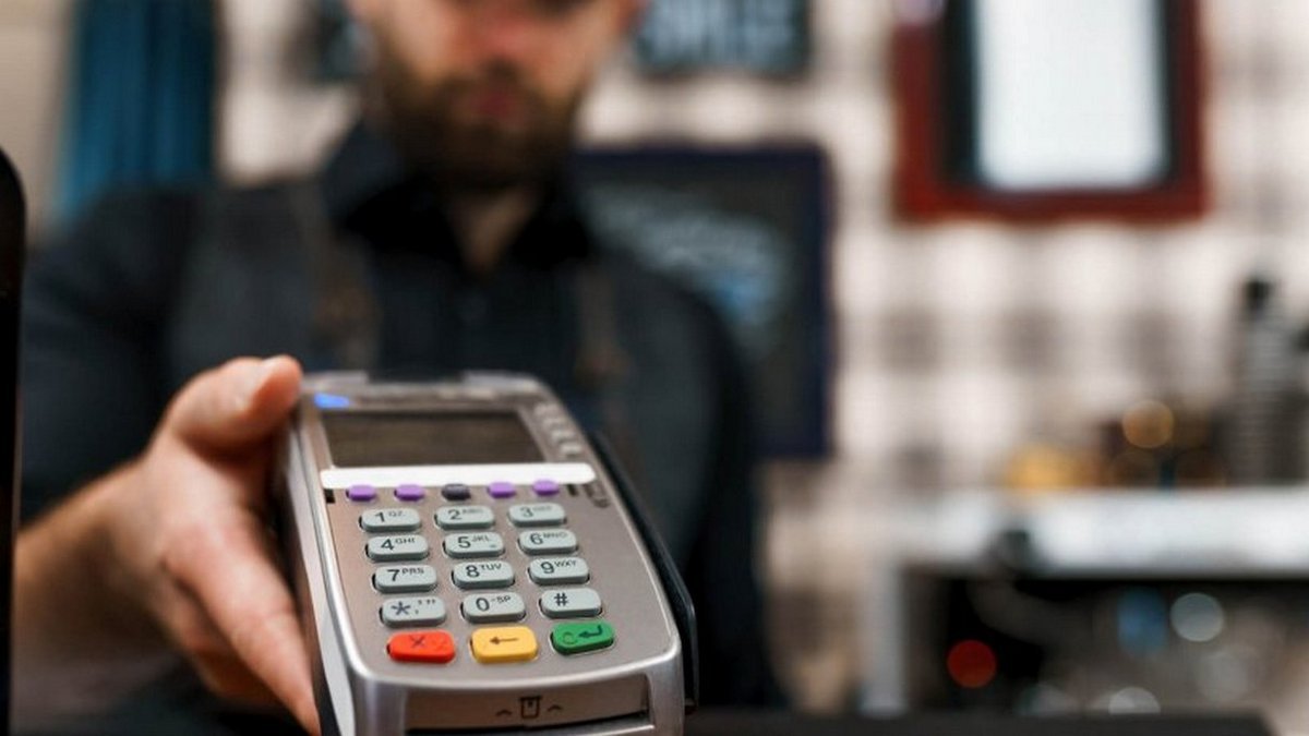 Похищали данные в кафе и магазинах: в Каменском у людей украли с банковских карт миллион гривен