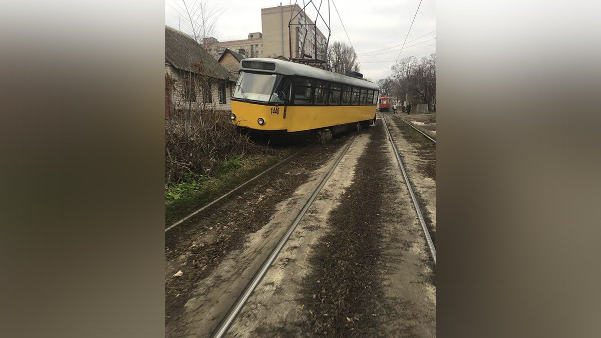 В Днепре на Гомельской трамвай сошел с рельсов