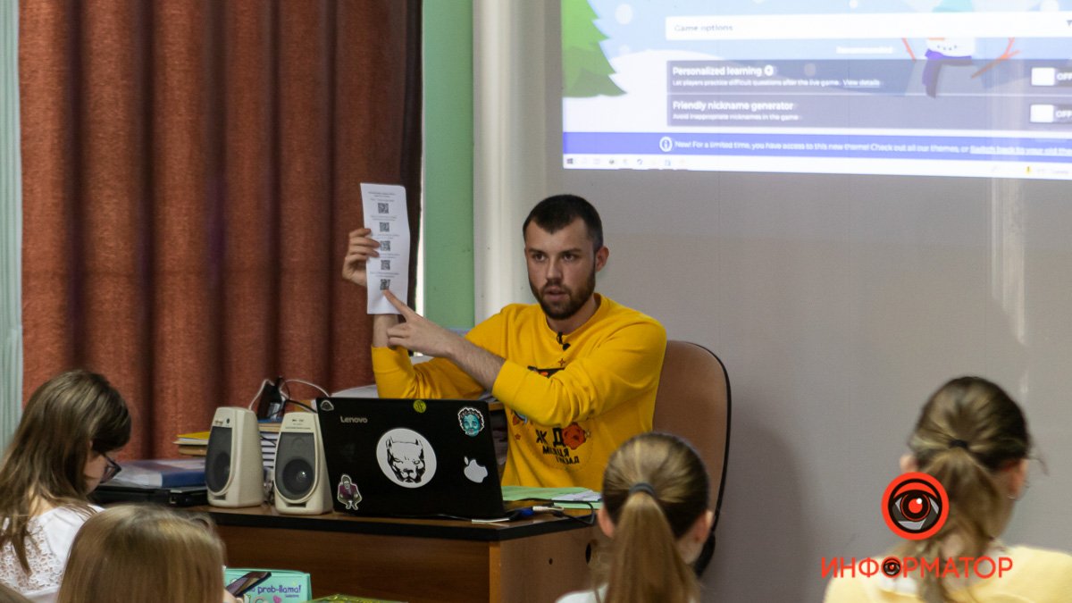 Instagram, украинские хиты на уроках и QR-коды вместо зубрежки: в Днепре работает учитель с кардинально новым подходом к обучению