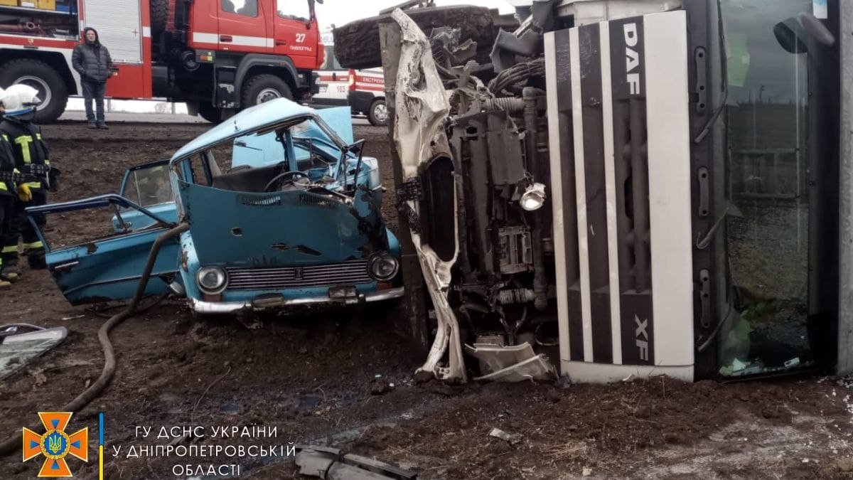 В Днепропетровской области на трассе ВАЗ столкнулся с грузовиком: два человека умерли в скорой