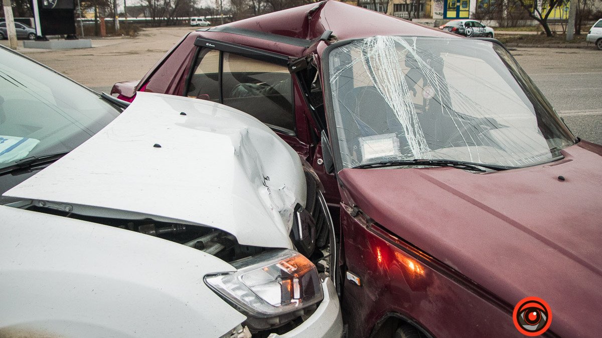 В Днепре на Лисиченко столкнулись Renault такси Bolt и «Славута»: видео момента