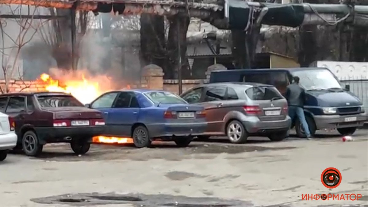 В Днепре на Старомостовой площади горела Lancia: видео момента