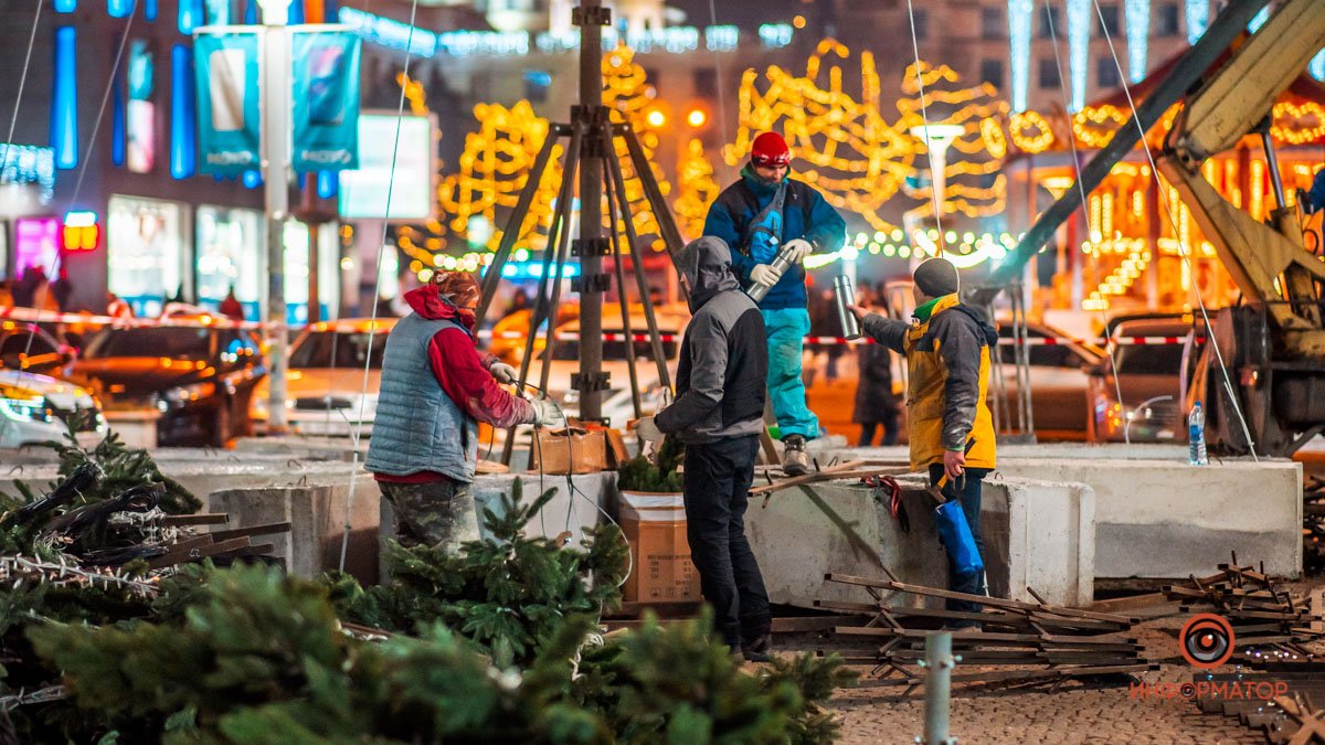В центре Днепра начали устанавливать новогоднюю елочку