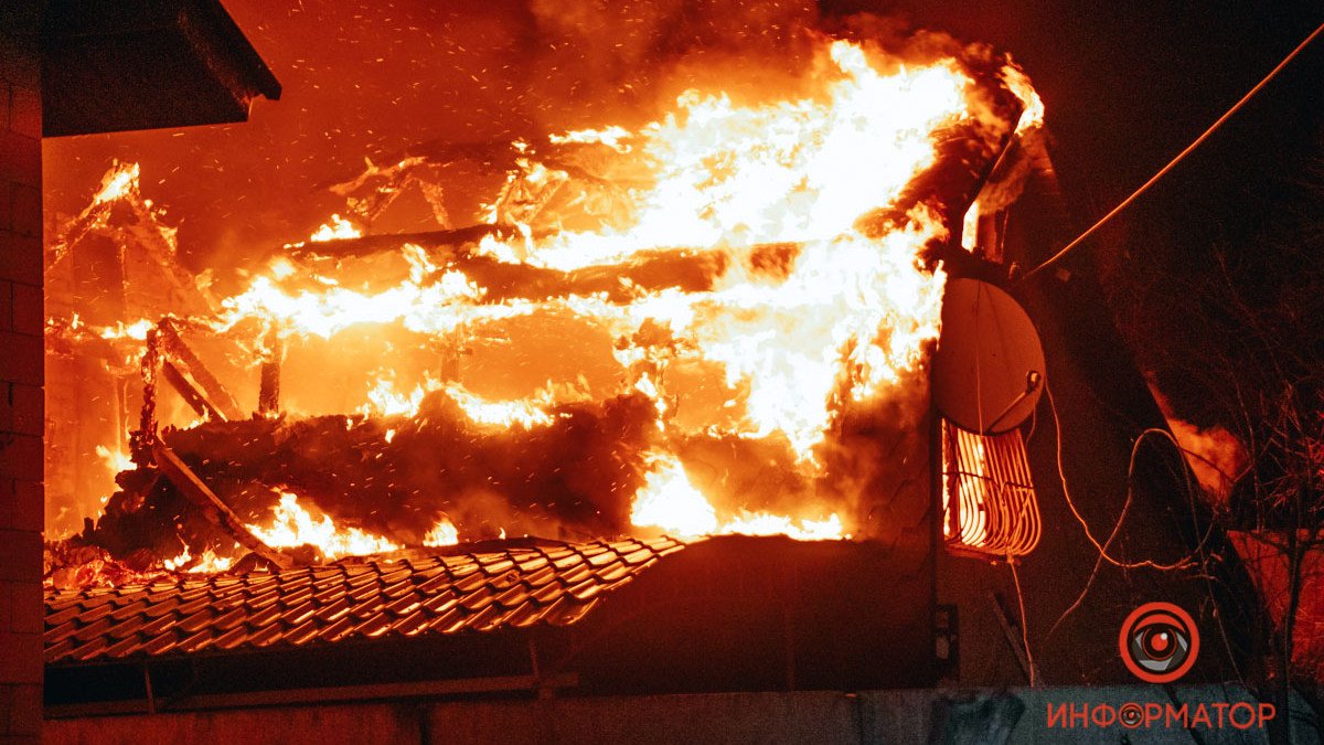 В Днепре в дачном кооперативе горит двухэтажный дом: пожар тушат больше часа