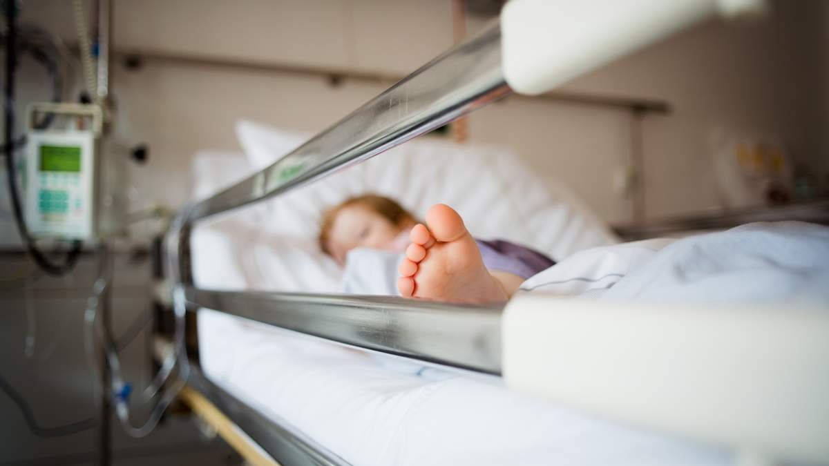 В больницу Днепра из Новомосковска экстренно доставили двухлетнюю девочку: что произошло