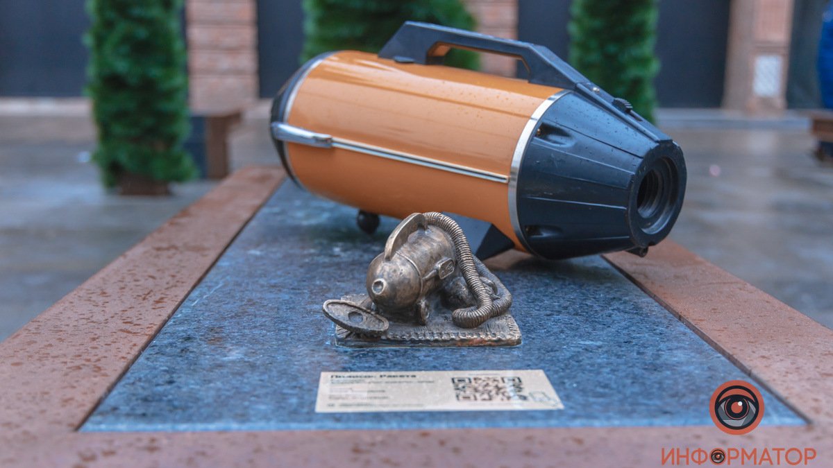 Пылесос «Ракета»: в Днепре появилась новая мини-скульптура