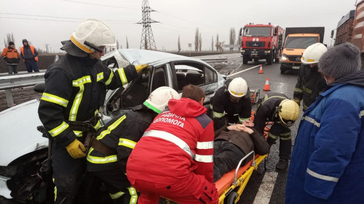 На трассе в Днепропетровской области столкнулись Mercedes и Hyundai: трое пострадавших