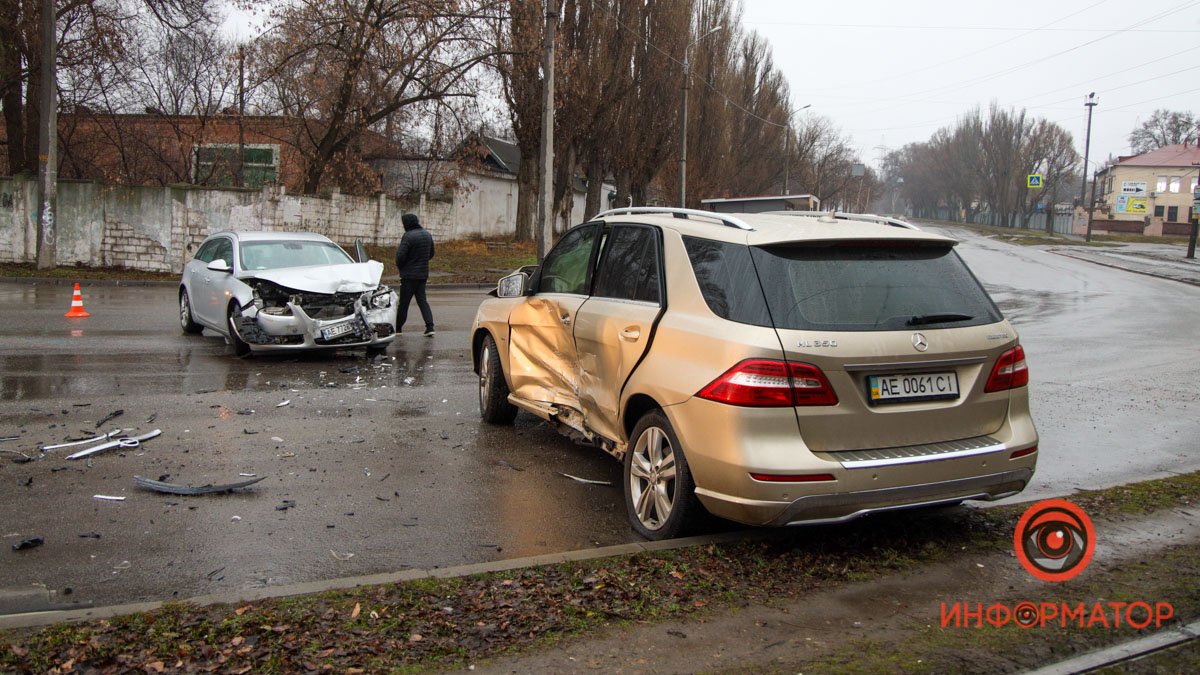 В Днепре на Маяковского столкнулись Opel и Mercedes: есть пострадавшие