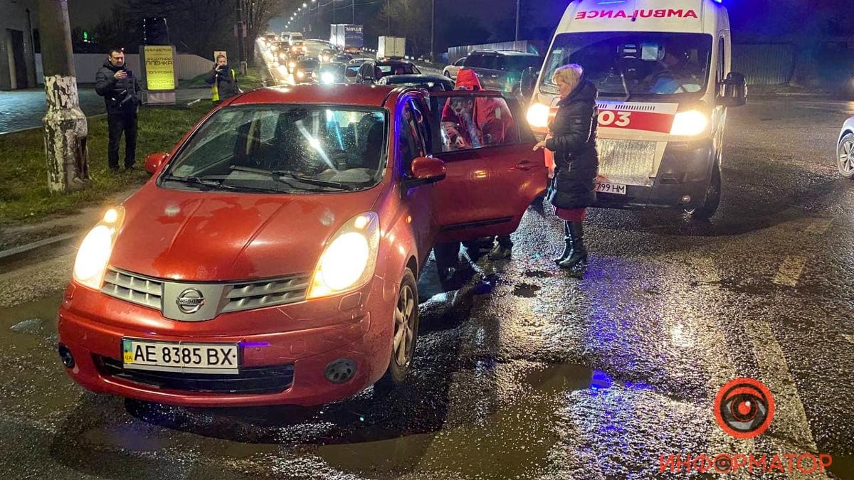 В Днепре на Янтарной водитель Mercedes задел Nissan, сбил женщину и скрылся: видео момента