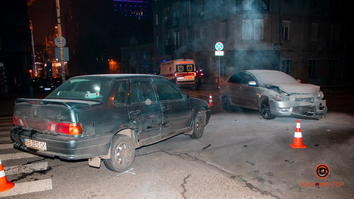 В Днепре на Старокозацкой столкнулись Mitsubishi и ВАЗ: есть пострадавшие