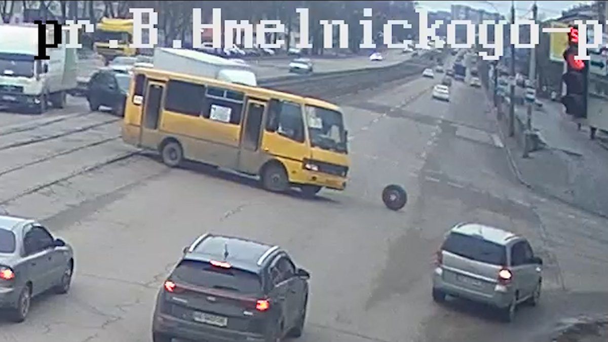 В Днепре у маршрутки №73 на ходу отпало колесо: видео момента
