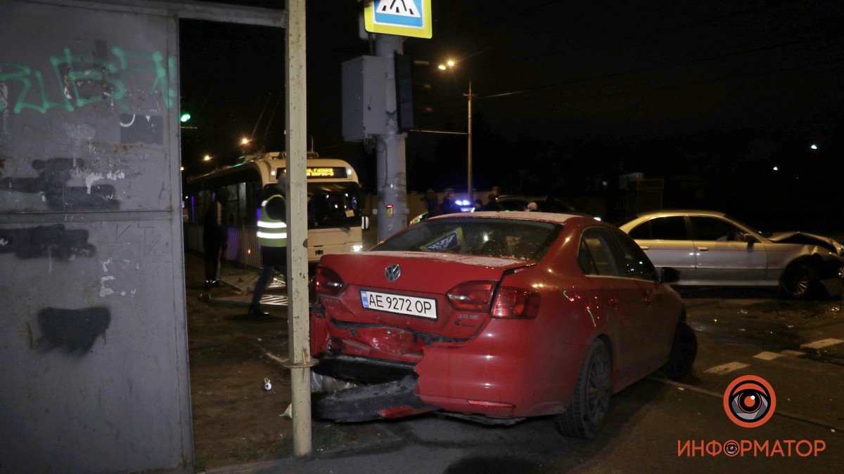 В Днепре возле "Ледовой арены" столкнулись BMW и Volkswagen: пострадал мужчина