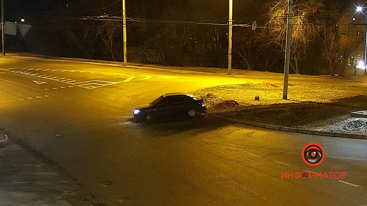 В Днепре на Тополе автомобиль вспахал клумбу: видео момента