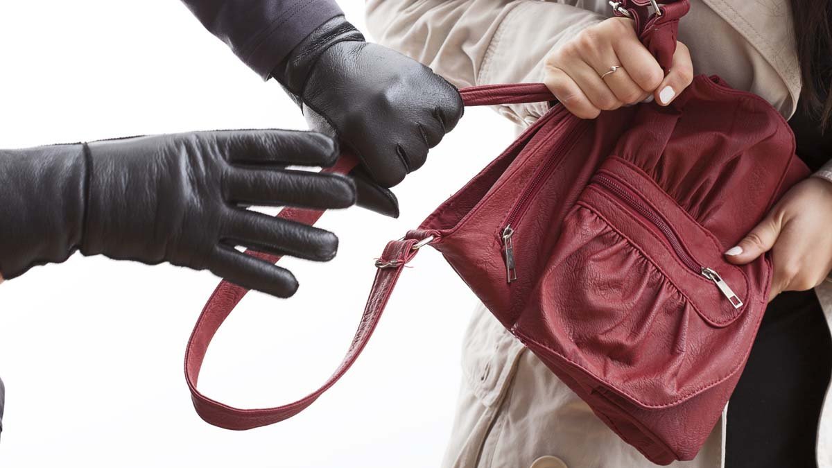 В Днепре женщине брызнули в лицо из перцового баллончика и попытались украсть сумку с деньгами