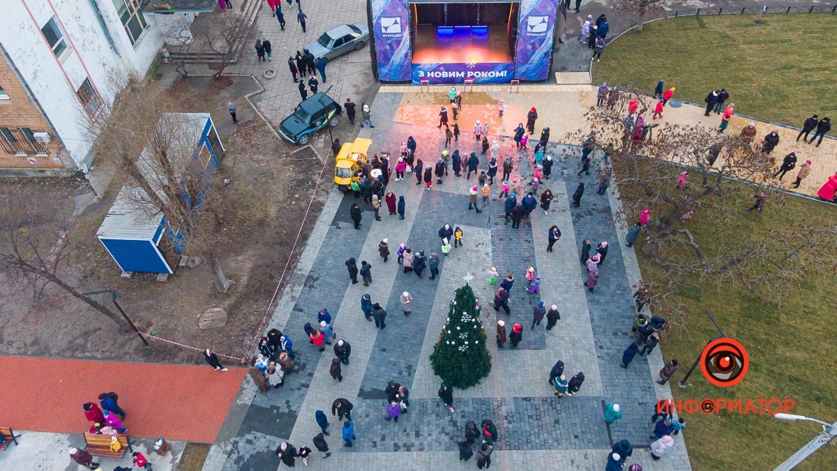 В Днепре на Северном открыли обновленный сквер и весело отпраздновали День святого Николая