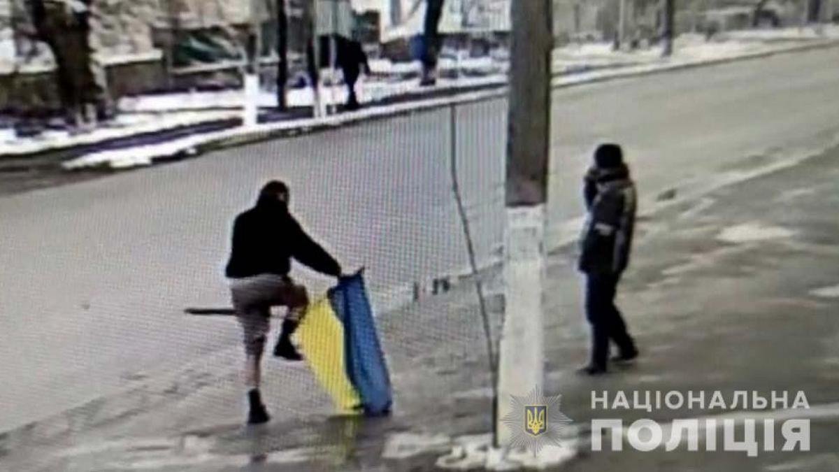 В Днепропетровской области мужчина сорвал флаг со столба и выбросил его на дорогу