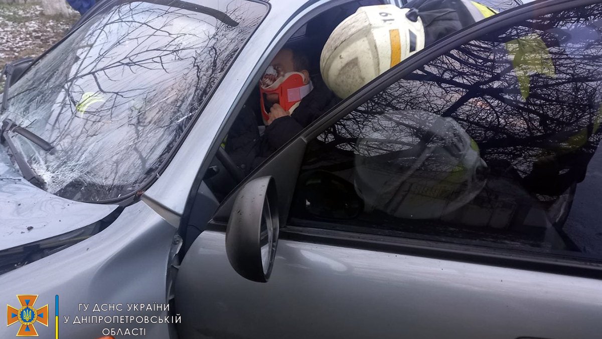 В Днепре на Яснополянской Lanos влетел в дерево: водителя доставали спасатели
