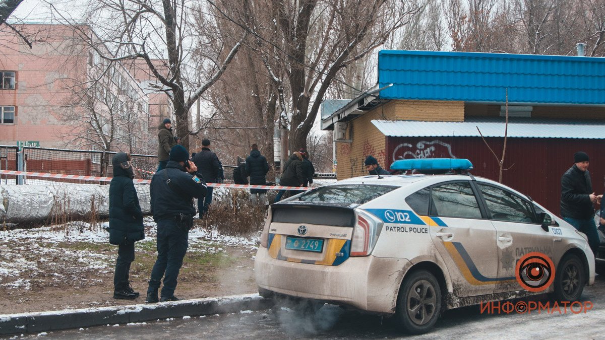 В Днепре на Терещенковской возле школы нашли тела двух мужчин в крови