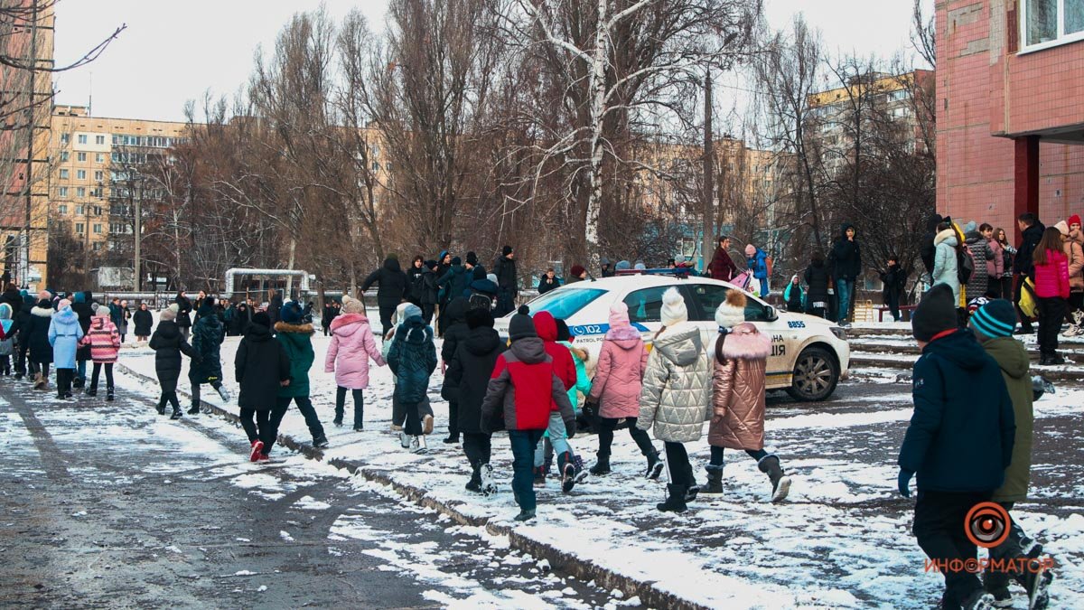 В Днепре из школы, возле которой нашли два окровавленных трупа, эвакуируют детей: в чем причина