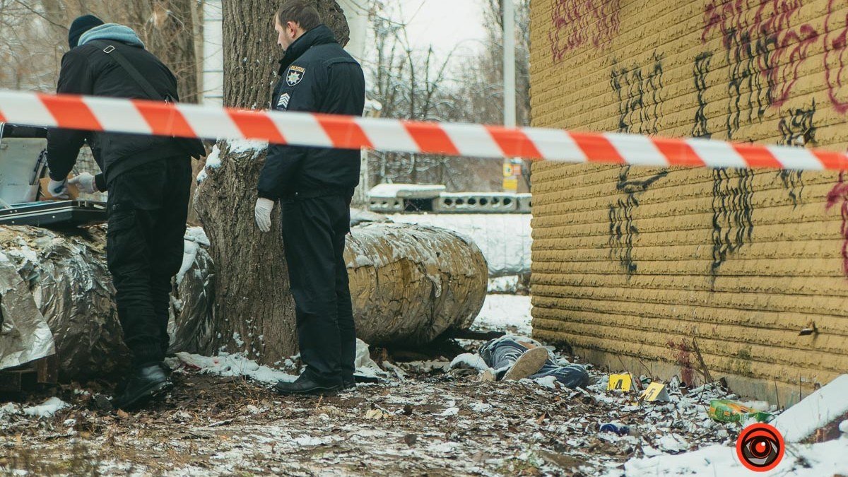 В Днепре на Терещенковской возле школы нашли тела двух мужчин в крови: задержали троих мужчин и девушку