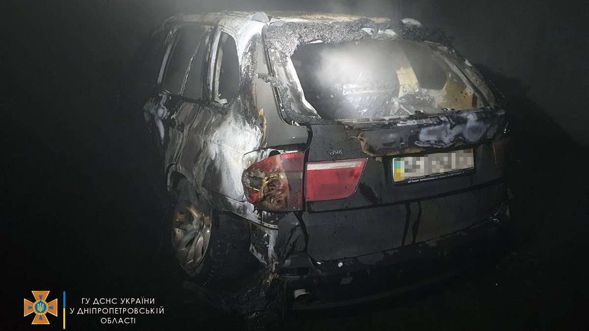 В Днепре в подземном паркинге сгорел BMW X5