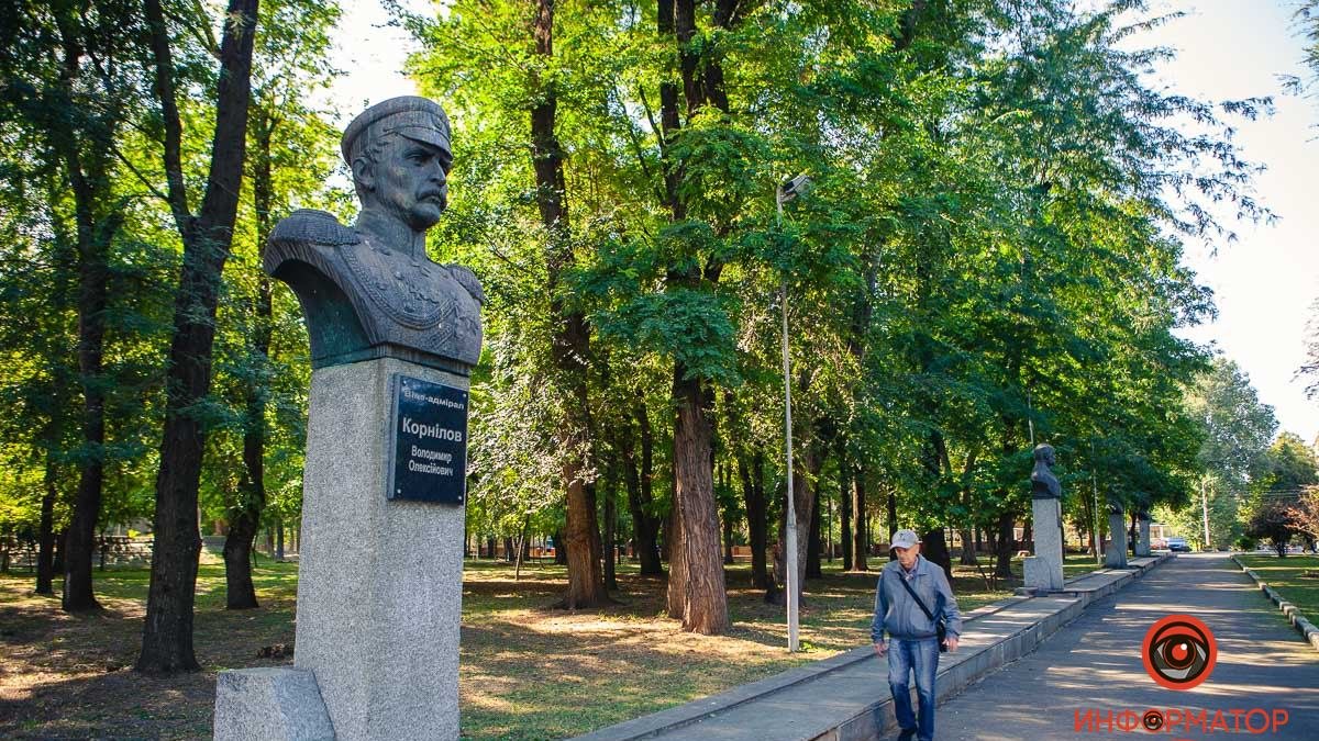 В Днепре в Севастопольском парке убрали бюсты российских адмиралов и матросов: что с ними будет