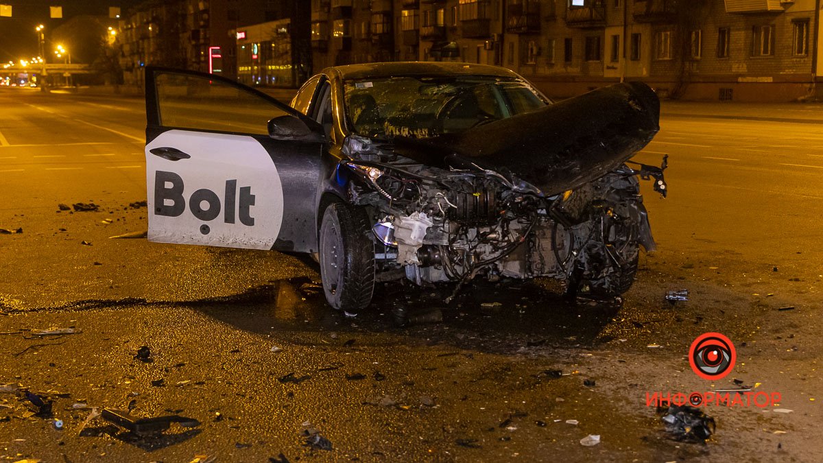 В Днепре на Слобожанском Hyundai службы такси Bolt врезался в Lanos: есть пострадавшие