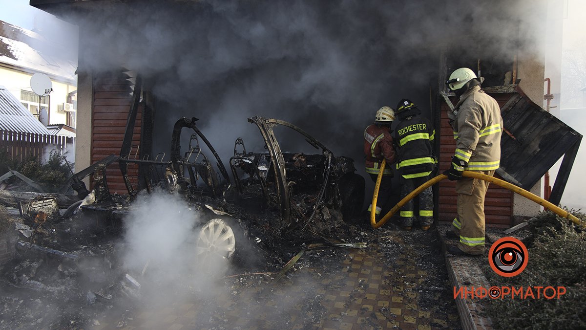 В Днепре в частном доме на Нахимова случился пожар: дотла сгорел автомобиль Tesla