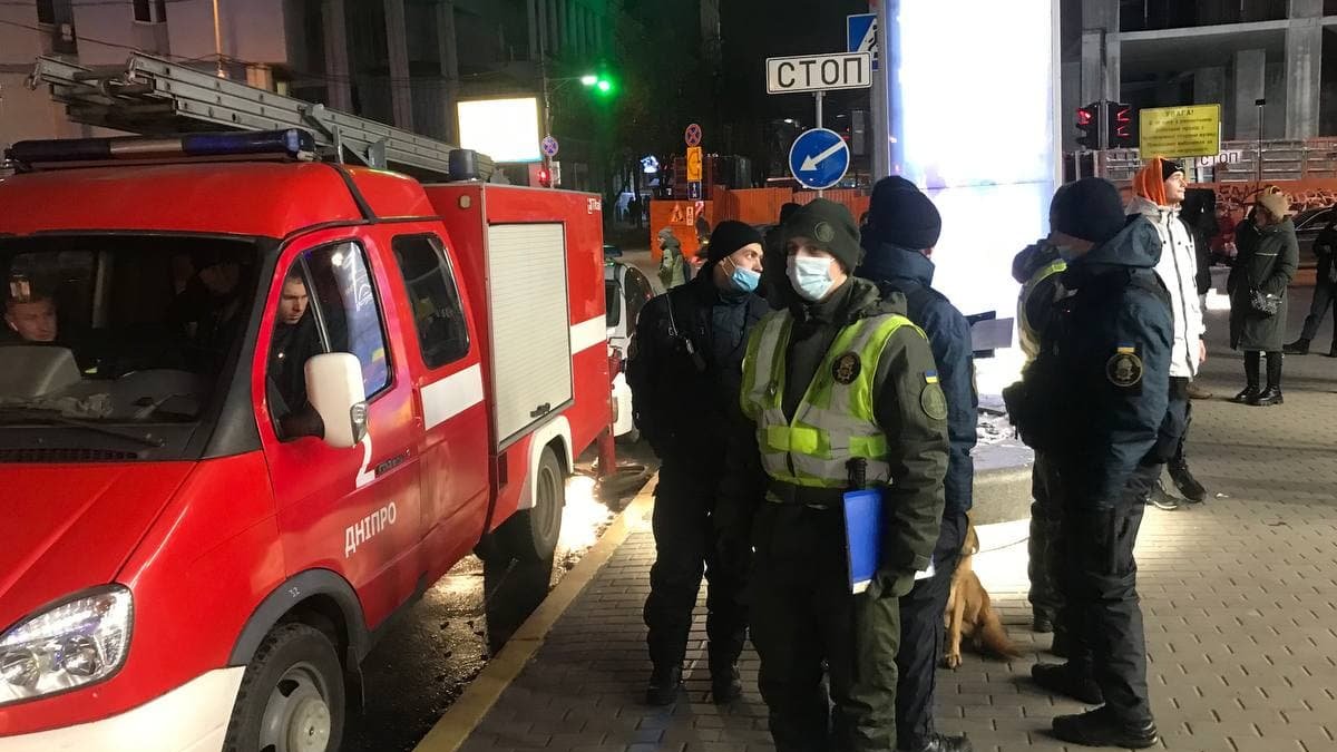Полиция, медики и спасатели возле ТРЦ "МОСТ-Сити" в Днепре: что случилось