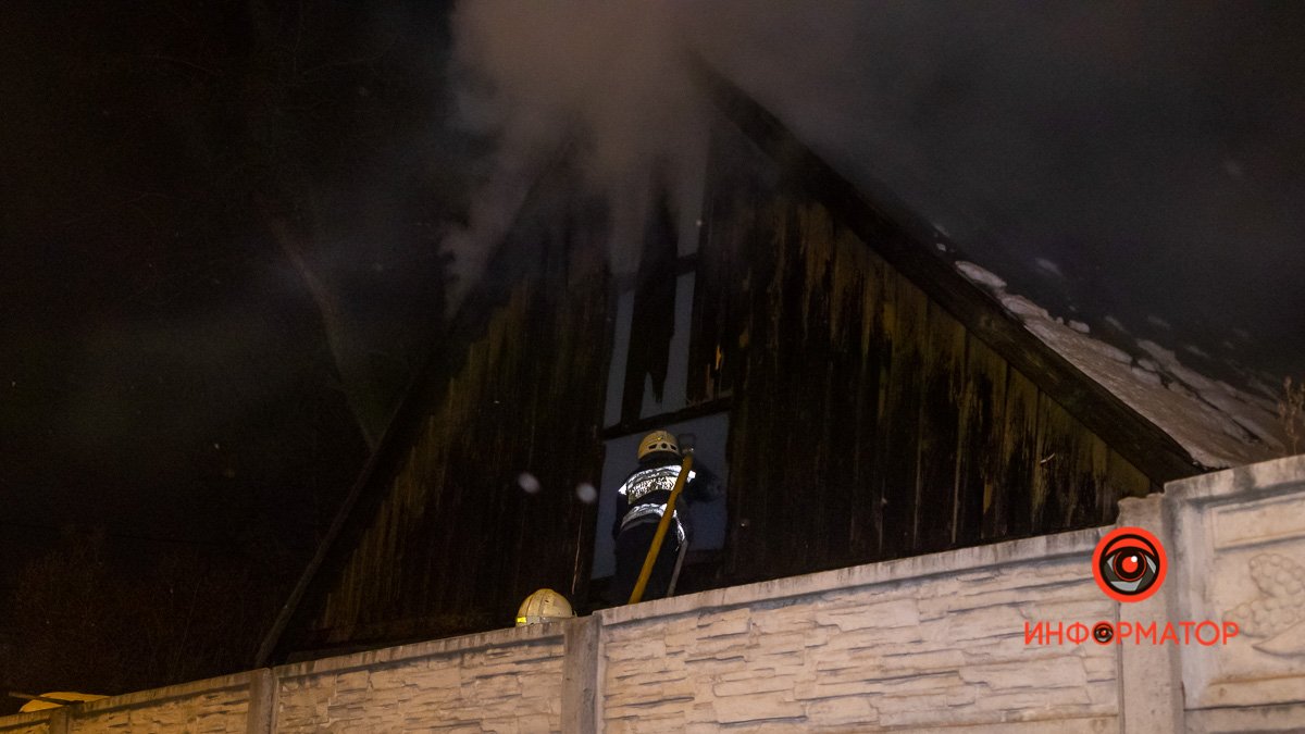 В Днепре на Леваневского горела крыша частного дома