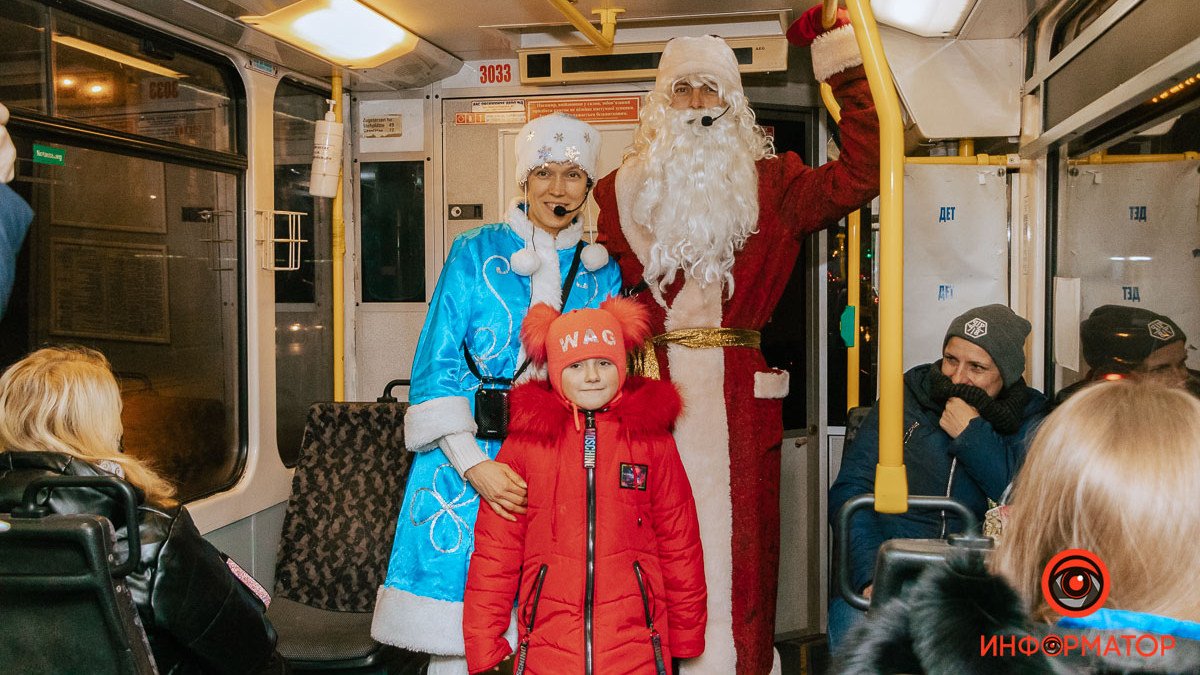 В Днепре в трамвае №1 настоящие Дед Мороз и Снегурочка поздравляли жителей Днепра с Новым Годом и раздавали подарки