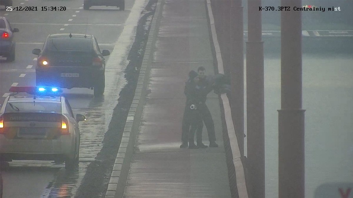 В Днепре мужчина пытался сброситься с Нового моста: видео момента