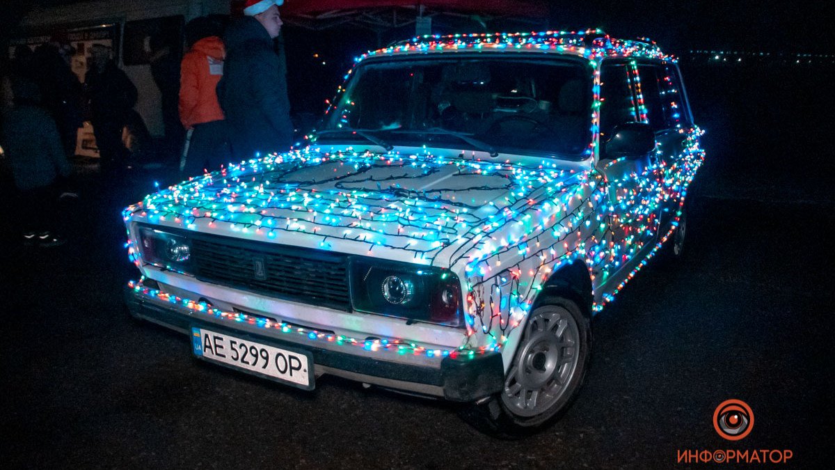 Деды Морозы, Снегурочки и тысячи огней: в Днепре прошел новогодний автомобильный флешмоб
